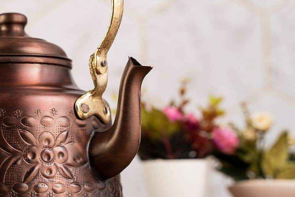 کتری مسی طرح دار با جزئیات هنری و بدنه خوش ساخت